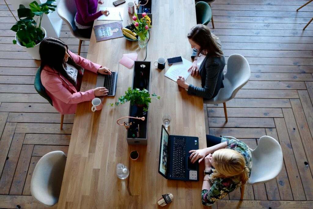 Arbeitskollegen bei der Arbeit