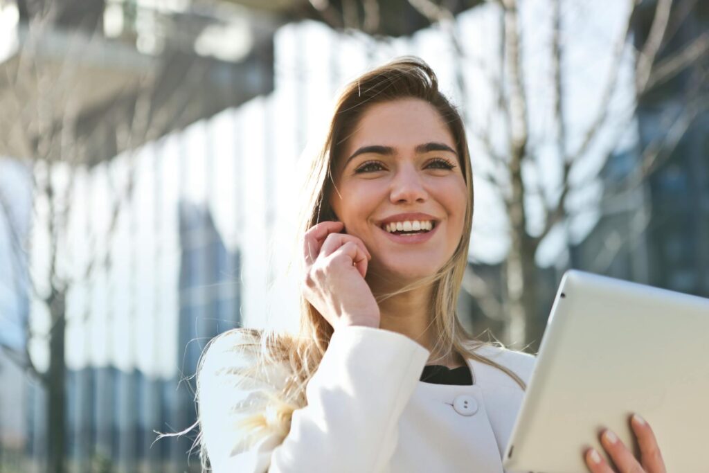 Eine Frau am Telefon